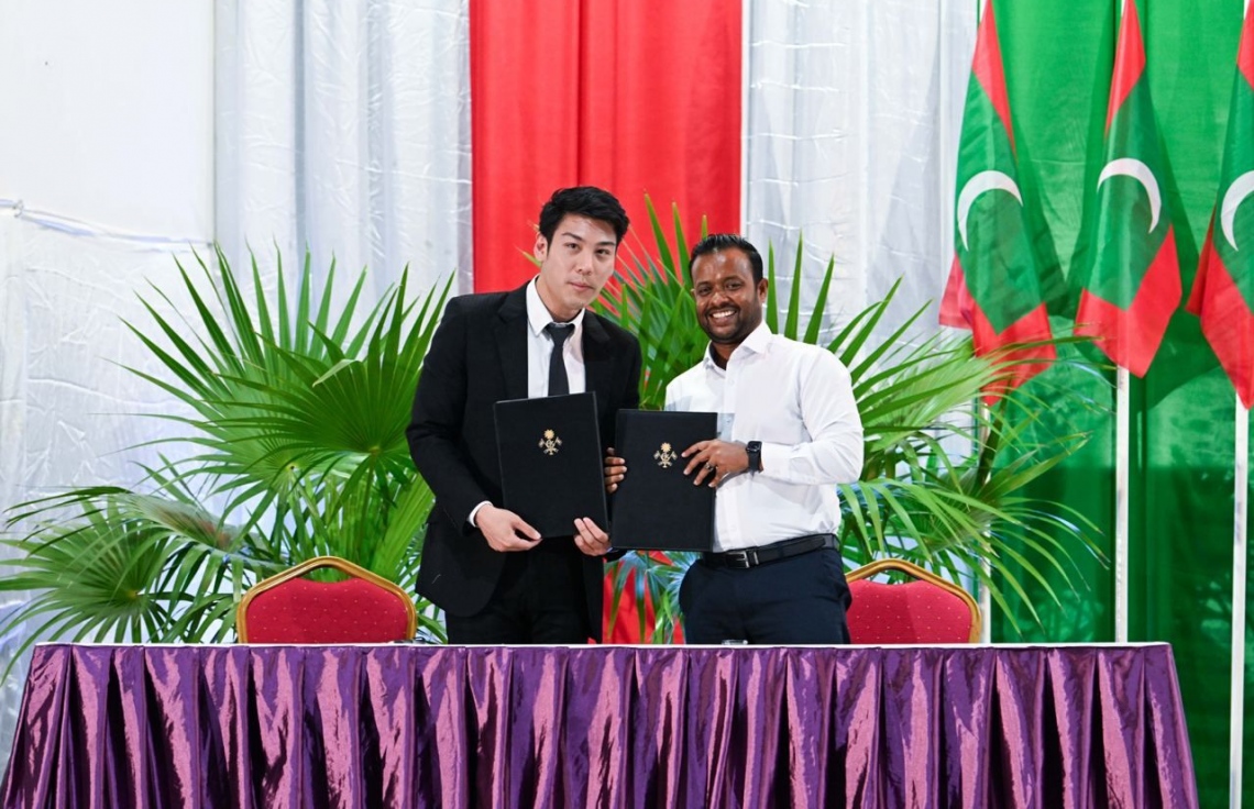 ތިނަދޫގައި އިންޓަނޭޝަނަލް އެއާޕޯޓު އެޅުމުގެ އެއްބަސްވުމުގައި ކޮންސްޓްރަކްޝަން މިނިސްޓަރު މުއްތަލިބު އަދި ތައިލެންޑުގެ ޕޭން ޕެސިފިކްގެ ސީއީއޯ ޒިރާޓް ސޮއިކުރެއްވުމަށްފަހު ފޮޓޯއަކަށް ހުއްޓިވަޑައިގެން.-- ފޮޓޯ: ރައީސް އޮފީސް
